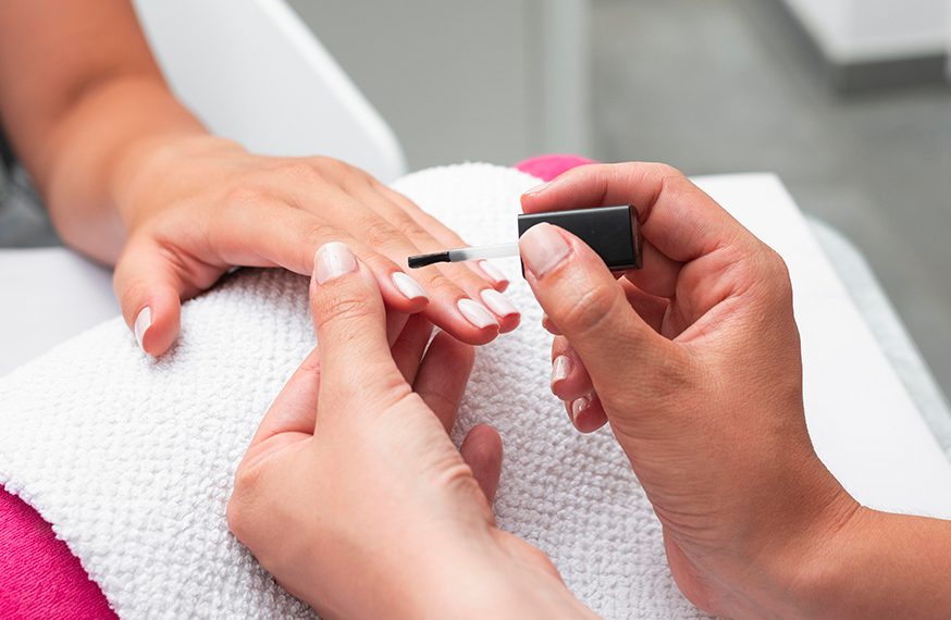Manicure en proceso sobre toalla blanca