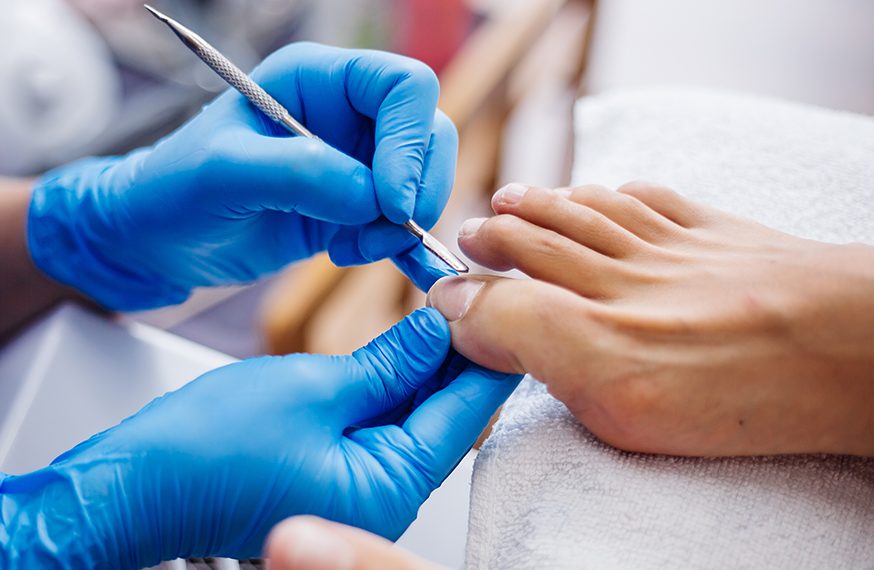 Pedicure spa realizado con instrumental esterilizado